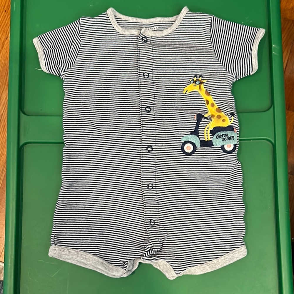 EUC Carter’s Striped Baby boy Romper with Giraffe Design 12 mths size snap close